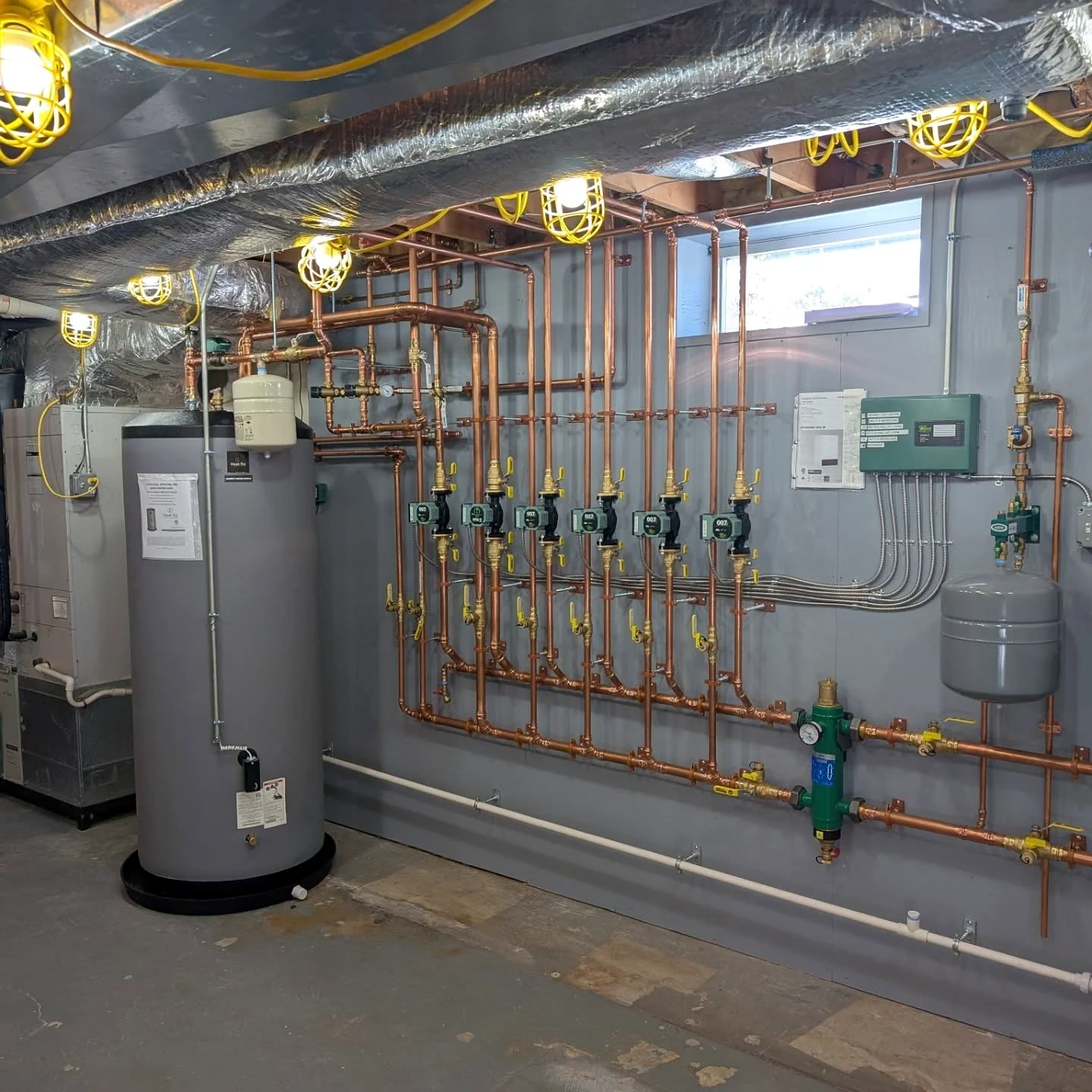 Icee Hott heating installation with copper piping and multiple zones