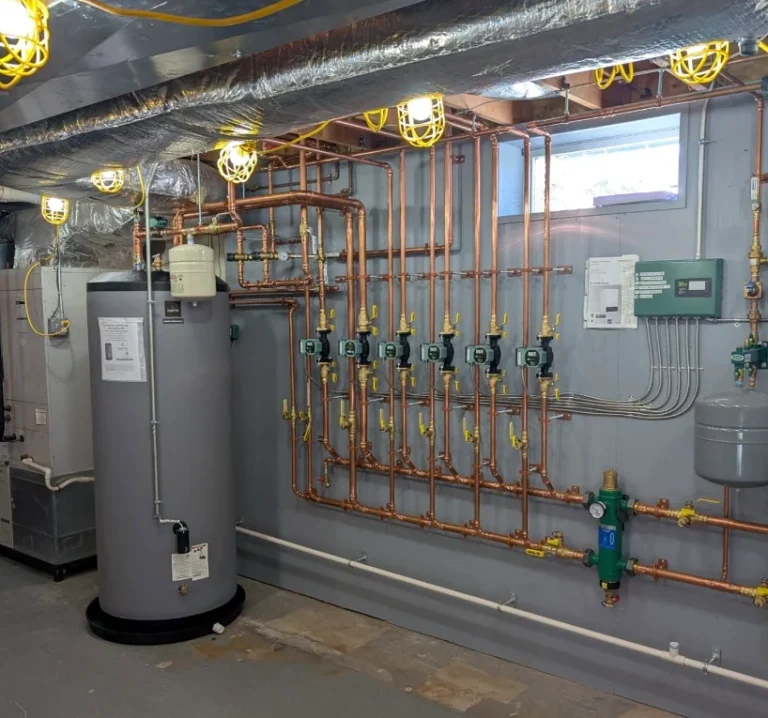Nantucket heating installation with organized copper pipework
